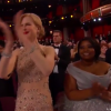 Nicole Kidman applaudissant l'arrivée de Charlize Theron et Shirley MacLaine sur la scène du Théâtre Dolby lors des Oscars à Los Angeles le 26 février 2017