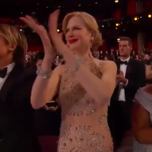 Nicole Kidman applaudissant l'arrivée de Charlize Theron et Shirley MacLaine sur la scène du Théâtre Dolby lors des Oscars à Los Angeles le 26 février 2017