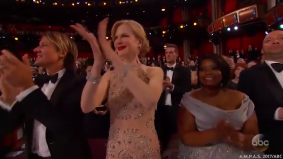 Nicole Kidman applaudissant l'arrivée de Charlize Theron et Shirley MacLaine sur la scène du Théâtre Dolby lors des Oscars à Los Angeles le 26 février 2017