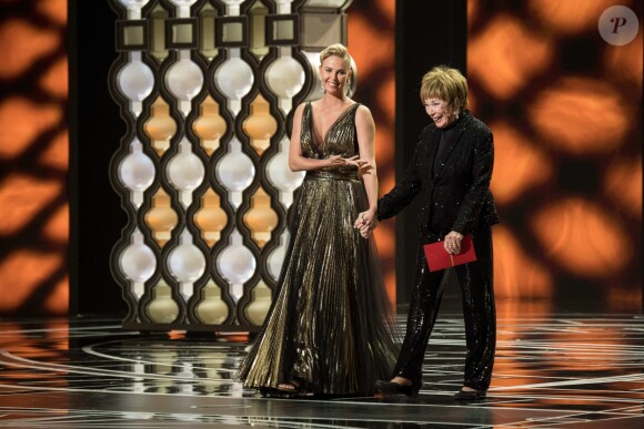 Charlize Theron (habillée en Dior Haute Couture) et Shirley MacLaine - Intérieur - 89ème cérémonie des Oscars au Hollywood & Highland Center à Hollywood, le 26 février 2017 © Ampas/AdMedia via Zuma/Bestimage