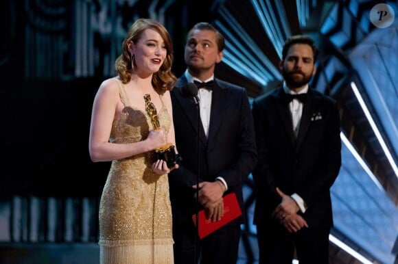 Emma Stone reçoit l'Oscar de la Meilleure Actrice (La La Land) remis par Leonardo DiCaprio et Jimmy Kimmel - 89ème cérémonie des Oscars à Hollywood, le 26 février 2017 © Ampas/AdMedia via Zuma/Bestimage