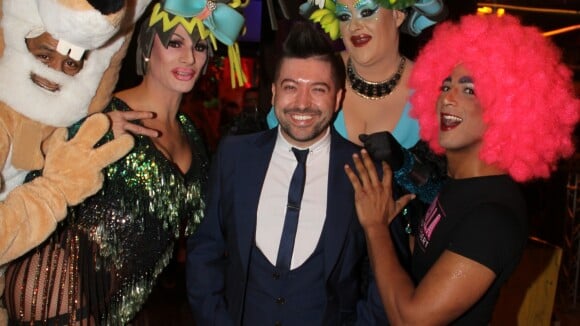 Chris Marques fait la fête avec les drag queen de Priscilla, folle du désert