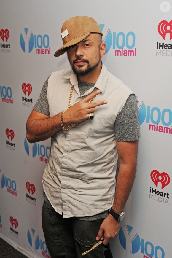 Sean Paul pose lors de son passage à la station de radio Y-100 à Fort Lauderdale le 27 janvier 2017