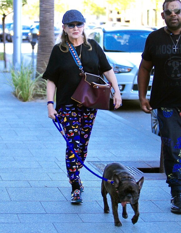 Carrie Fisher sort avec son chien à Beverly Hills le 29 septembre 2016.