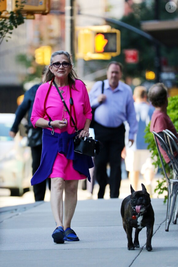 Carrie Fisher promène son chien Gary dans le quartier de Tribeca. New York, le 4 août 2016.