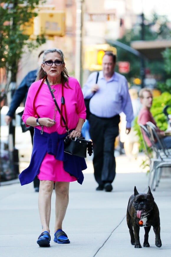Carrie Fisher promène son chien Gary dans le quartier de Tribeca. New York, le 4 août 2016.