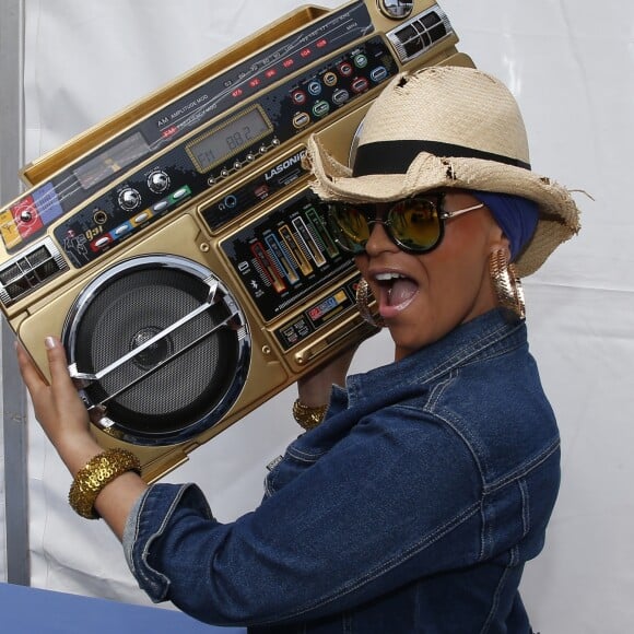 La chanteuse Lââm lors de la Journée mondiale des oubliés des vacances de l'association du Secours populaire sur le Champ-de-Mars à Paris, le 19 août 2015.