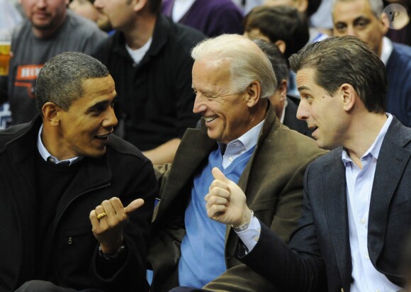 Barack Obama, Joe Biden et Hunter Biden assistent au match Georgetown University vs Duke University à Washington, le 30 janvier 2010