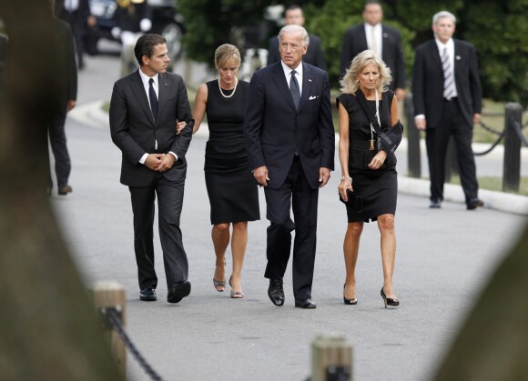 Joe Biden, Jill Biden et Hunter au Arlington National Cemetery, lors des obsèques de Edward Kennedy, le 29 août 2009