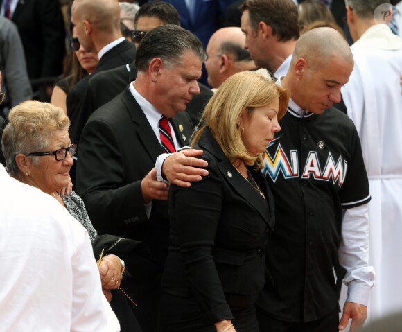 Maritza Fernandez et Olga Fernandez, mère et grand-mère de José Fernandez, le 29 septembre 2016 lors des obsèques du joueur de baseball des Miami Marlins, qui a trouvé la mort à 24 ans quatre jours plus tôt dans un accident de bateau.