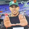 Hommage à José Fernandez de la part de l'Université de Miami le 8 octobre 2016 avant le début d'un match de baseball, à la mémoire du lanceur des Miami Marlins qui a trouvé la mort à 24 ans le 25 septembre 2016 dans un accident de bateau.