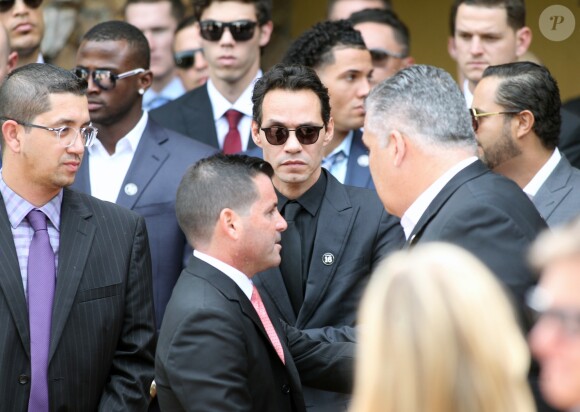 Le chanteur Marc Anthony et le président des Miami Marlins David Samson lors des funérailles de José Fernandez le 29 septembre 2016.