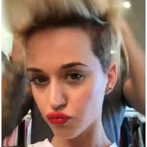 Katy Perry dévoile sa nouvelle coupe de cheveux sur Snapchat, le 2 mars 2017. Elle la dit inspirée de celle de Michelle Williams mais ressemble fort à celle qu'arborait Miley Cyrus en 2013.