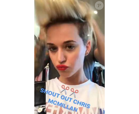 Katy Perry dévoile sa nouvelle coupe de cheveux sur Snapchat, le 2 mars 2017. Elle la dit inspirée de celle de Michelle Williams mais ressemble fort à celle qu'arborait Miley Cyrus en 2013.