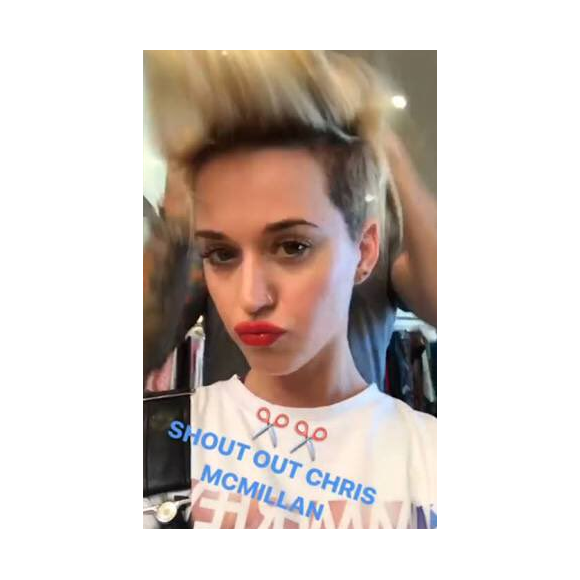 Katy Perry dévoile sa nouvelle coupe de cheveux sur Snapchat, le 2 mars 2017. Elle la dit inspirée de celle de Michelle Williams mais ressemble fort à celle qu'arborait Miley Cyrus en 2013.