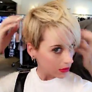 Katy Perry dévoile sa nouvelle coupe de cheveux sur Snapchat, le 2 mars 2017. Elle la dit inspirée de celle de Michelle Williams mais ressemble fort à celle qu'arborait Miley Cyrus en 2013.