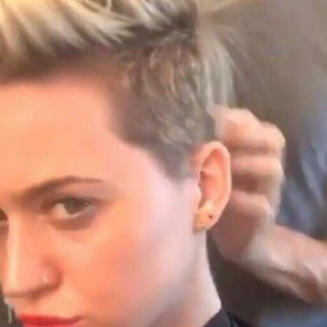 Katy Perry dévoile sa nouvelle coupe de cheveux sur Snapchat, le 2 mars 2017. Elle la dit inspirée de celle de Michelle Williams mais ressemble fort à celle qu'arborait Miley Cyrus en 2013.