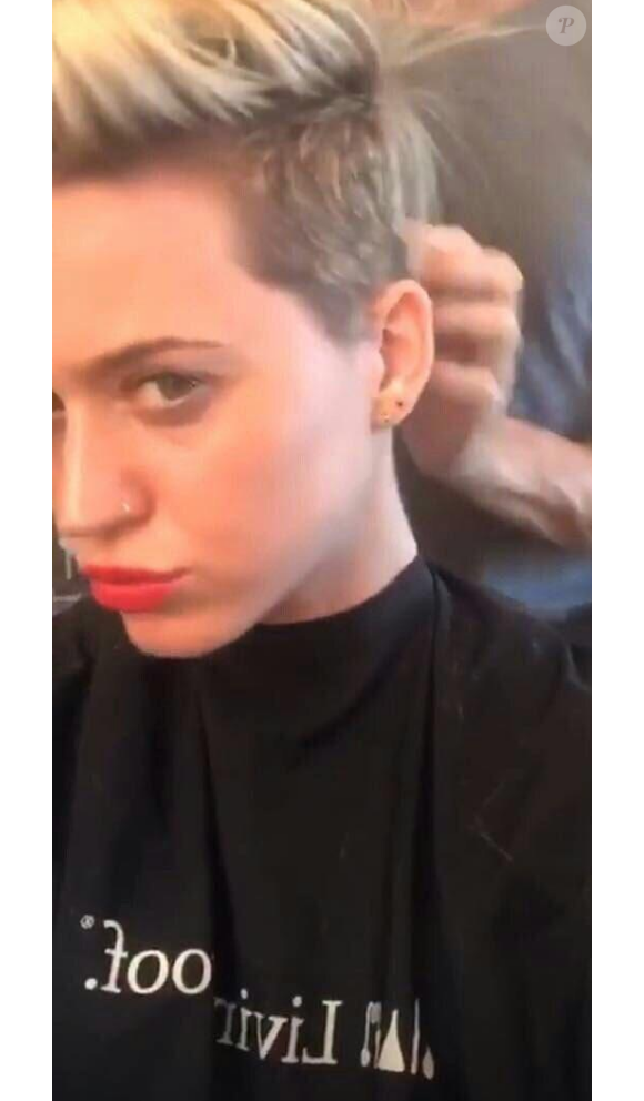 Katy Perry dévoile sa nouvelle coupe de cheveux sur Snapchat, le 2 mars 2017. Elle la dit inspirée de celle de Michelle Williams mais ressemble fort à celle qu'arborait Miley Cyrus en 2013.