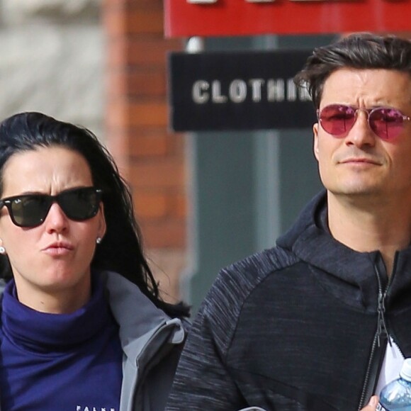 Exclusif - Le couple Katy Perry et Orlando Bloom se promènent en amoureux dans les rues de Aspen. Les amoureux sont venus assister au mariage de leur amie la styliste Jamie Schneider. Le 8 avril 2016