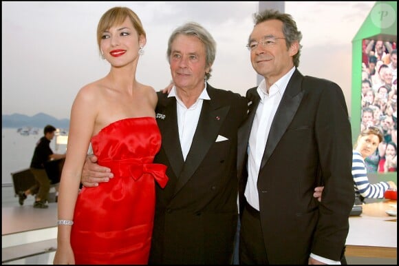 Louise Bourgoin, Alain Delon et Michel Denisot sur le plateau du "Grand Journal" de Canal +. 60e festival de Cannes, le 21 mai 2007.