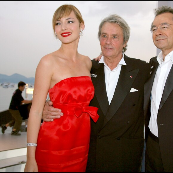 Louise Bourgoin, Alain Delon et Michel Denisot sur le plateau du "Grand Journal" de Canal +. 60e festival de Cannes, le 21 mai 2007.