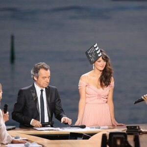 Michel Denisot, Charlotte Le Bon et Lady Gaga sur le plateau du "Grand Journal" de Canal +. 64e festival de Cannes, le 11 mai 2011.