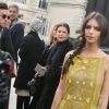 Emily Ratajkowski arrivant au défilé de mode "Valentino", collection prêt-à-porter Automne-Hiver 2017-2018 à l'hôtel Salomon de Rothschild à Paris, le 5 Mars 2017.© CVS/Veeren/Bestimage