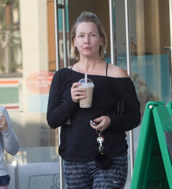Jennie Garth et sa fille Lola mangent des glaces en se baladant dans les rues de Los Angeles, le 28 novembre 2016