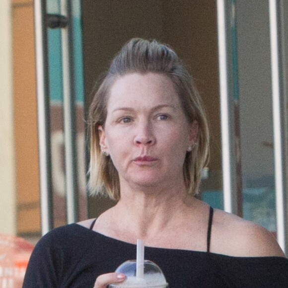 Jennie Garth et sa fille Lola mangent des glaces en se baladant dans les rues de Los Angeles, le 28 novembre 2016