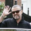 Le chanteur George Michael quitte son domicile à Londres le 17 octobre 2012