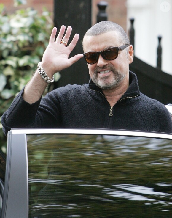 Le chanteur George Michael quitte son domicile à Londres le 17 octobre 2012