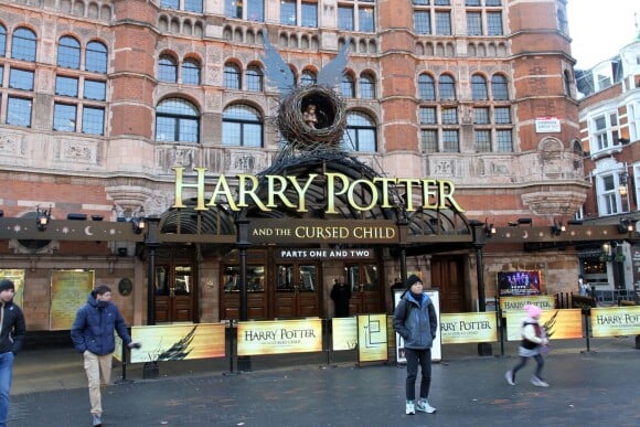 Exclusif - Max Parker et Isabella Cruise (fille adoptive de Tom Cruise et Nicole Kidman) à Londres le 22 janvier 2017, sont allés voir la représentation de Harry potter.