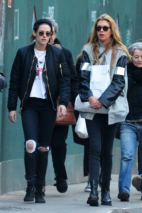 Exclusif - Kristen Stewart se balade avec sa petite amie Stella Maxwell dans le quartier de Soho à New York, le 6 février 2017  Exclusive - Actress Kristen Stewart and her girlfriend, model Stella Maxwell, were seen out for a shopping trip in the SoHo district of New York City, New York on February 6, 201706/02/2017 - New York