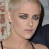 Kristen Stewart arbore une coupe de cheveux blond platine très courte à la première du film  'Personal Shopper' à The Carondelet à Los Angeles, le 7 mars 2017 © CPA/Bestimage