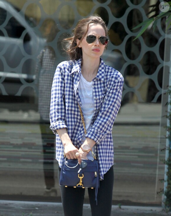 Eliza Dushku se promène dans le quartier de West Hollywood, à Los Angeles, le 1er juin 2012.