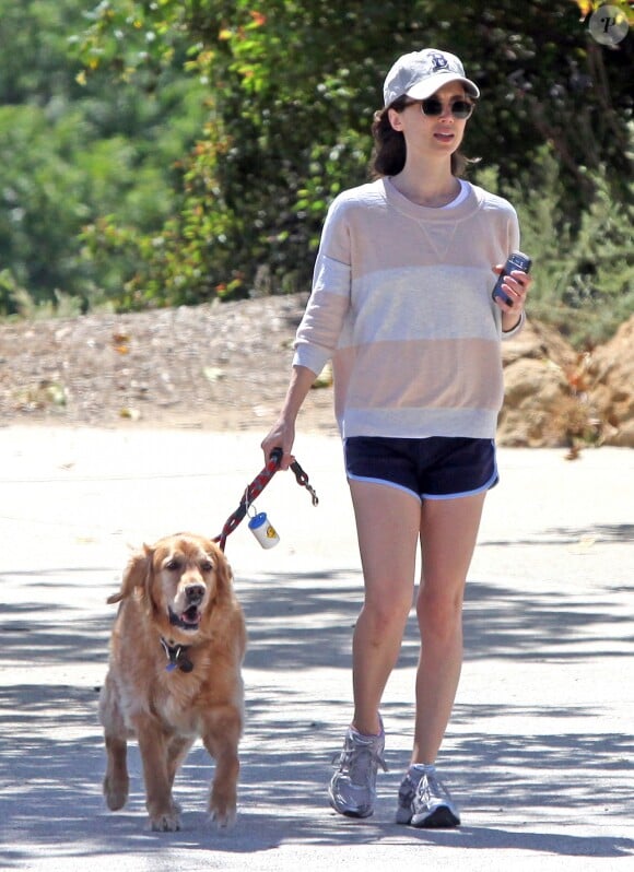 Eliza Dushku se promène avec son chien à Santa Monica le 29 mai 2012.
