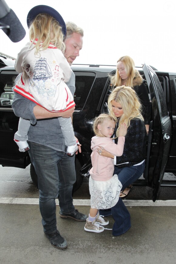 Jessica Simpson arrive avec son mari Eric Johnson et leurs enfants Maxwell et Ace, à l'aéroport de Los Angeles (LAX), le 12 Janvier 2017.