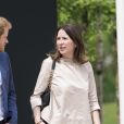  Rebecca Deacon, secrétaire particulière de Kate Middleton, avec le prince Harry lors du lancement de la campagne Heads Together le 16 mai 2016 à Londres. Rebecca a annoncé sa démission et quittera le service de la duchesse de Cambridge et de la famille royale à l'été 2017. 