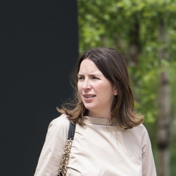 Rebecca Deacon, secrétaire particulière de Kate Middleton, avec le prince Harry lors du lancement de la campagne Heads Together le 16 mai 2016 à Londres. Rebecca a annoncé sa démission et quittera le service de la duchesse de Cambridge et de la famille royale à l'été 2017.