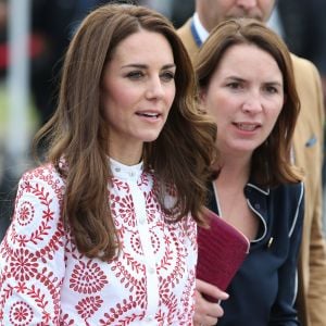 Rebecca Deacon, secrétaire particulière de Kate Middleton depuis 2012, au côté de la duchesse de Cambridge le 25 septembre 2016 à Vancouver lors de la tournée royale au Canada. Rebecca a annoncé sa démission et quittera le service de la duchesse de Cambridge et de la famille royale à l'été 2017.