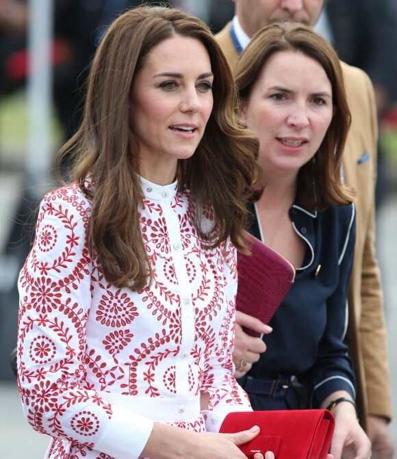 Rebecca Deacon, secrétaire particulière de Kate Middleton depuis 2012, au côté de la duchesse de Cambridge le 25 septembre 2016 à Vancouver lors de la tournée royale au Canada. Rebecca a annoncé sa démission et quittera le service de la duchesse de Cambridge et de la famille royale à l'été 2017.