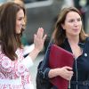 Rebecca Deacon, secrétaire particulière de Kate Middleton depuis 2012 après avoir servi depuis 2007 le prince William et le prince Harry, au côté de la duchesse de Cambridge le 25 septembre 2016 à Vancouver lors de la tournée royale au Canada. Rebecca a annoncé sa démission et quittera le service de la duchesse de Cambridge et de la famille royale à l'été 2017.