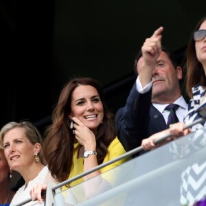 Rebecca Deacon (à droite), secrétaire particulière de Kate Middleton depuis 2012, avec la comtesse Sophie de Wessex et la duchesse Catherine de Cambridge à Wimbledon en juillet 2016. Rebecca a annoncé sa démission et quittera le service de la duchesse de Cambridge et de la famille royale à l'été 2017.