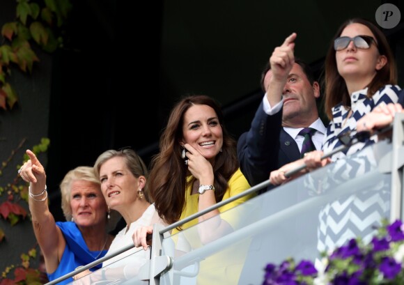 Rebecca Deacon (à droite), secrétaire particulière de Kate Middleton depuis 2012, avec la comtesse Sophie de Wessex et la duchesse Catherine de Cambridge à Wimbledon en juillet 2016. Rebecca a annoncé sa démission et quittera le service de la duchesse de Cambridge et de la famille royale à l'été 2017.