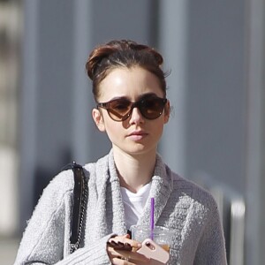 Exclusif - Lily Collins se balade dans les rues de Los Angeles, le 7 mars 2017 Exclusive - Actress Lily Collins stops to grab an iced tea while out and about in Los Angeles, California on March 7, 201707/03/2017 - Los Angeles