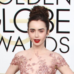 Lily Collins - 74ème cérémonie annuelle des Golden Globe Awards à Beverly Hills. Le 8 janvier 2017