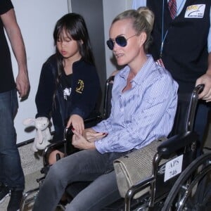 Laeticia Hallyday, ses filles Jade et Joy et Sébastien Farran à l'aéroport LAX de Los Angeles. Le 11 mars 2017.