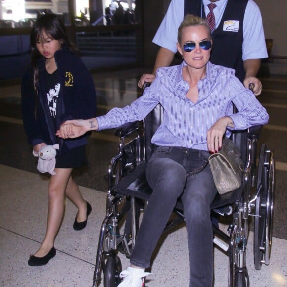 Laeticia Hallyday, ses filles Jade et Joy et Sébastien Farran à l'aéroport LAX de Los Angeles. Le 11 mars 2017.