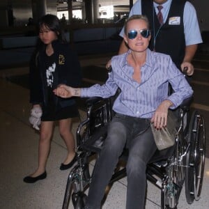 Laeticia Hallyday, ses filles Jade et Joy et Sébastien Farran à l'aéroport LAX de Los Angeles. Le 11 mars 2017.