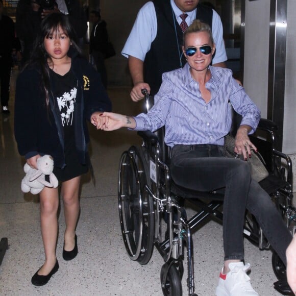 Laeticia Hallyday, ses filles Jade et Joy et Sébastien Farran à l'aéroport LAX de Los Angeles. Le 11 mars 2017.